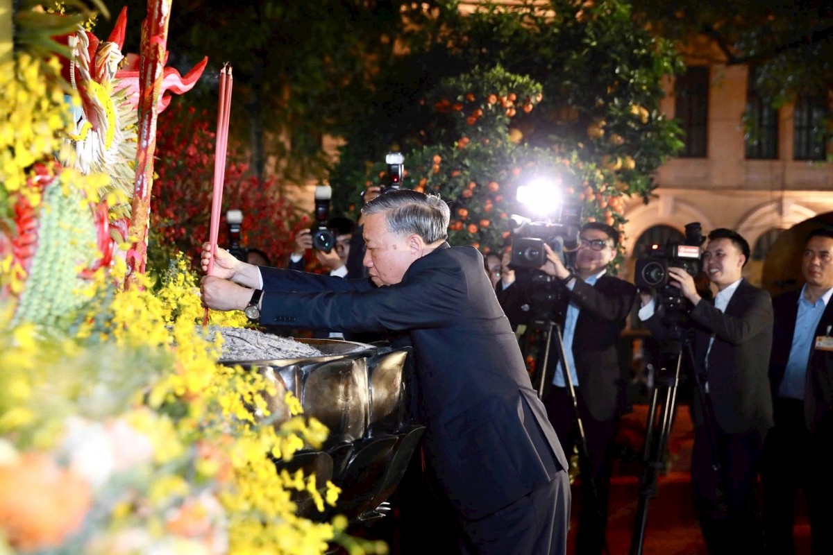 Tổng Bí thư Tô Lâm dâng hương tại Tượng đài Vua Lý Thái Tổ và chúc Tết nhân dân Thủ đô