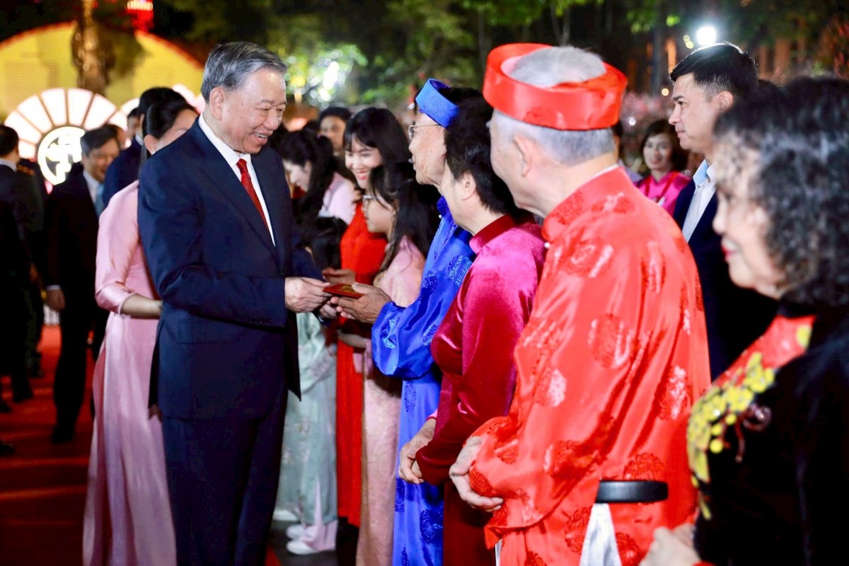 Tổng Bí thư Tô Lâm dâng hương tại Tượng đài Vua Lý Thái Tổ và chúc Tết nhân dân Thủ đô