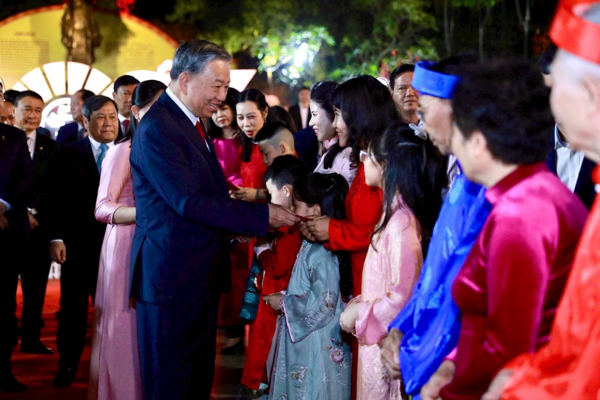 Tổng Bí thư Tô Lâm dâng hương tại Tượng đài Vua Lý Thái Tổ và chúc Tết nhân dân Thủ đô