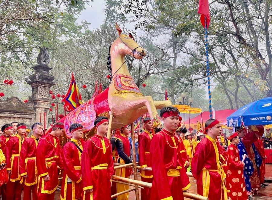 Lễ phẩm Thần mã dâng lên Đức Thánh Gióng. Ảnh: HNM