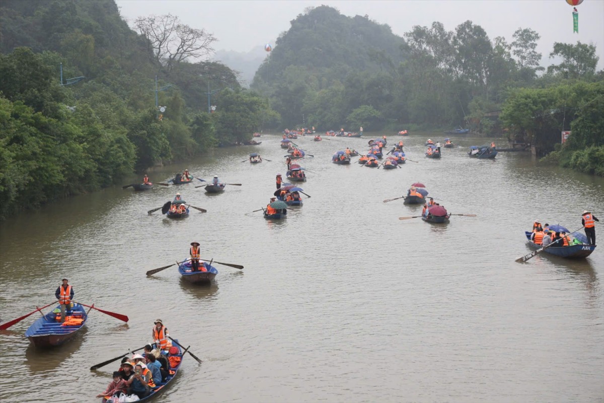 Có hơn 7 vạn lượt khách vãn cảnh chùa Hương chỉ trong 3 ngày đầu hội. Ảnh: BTC