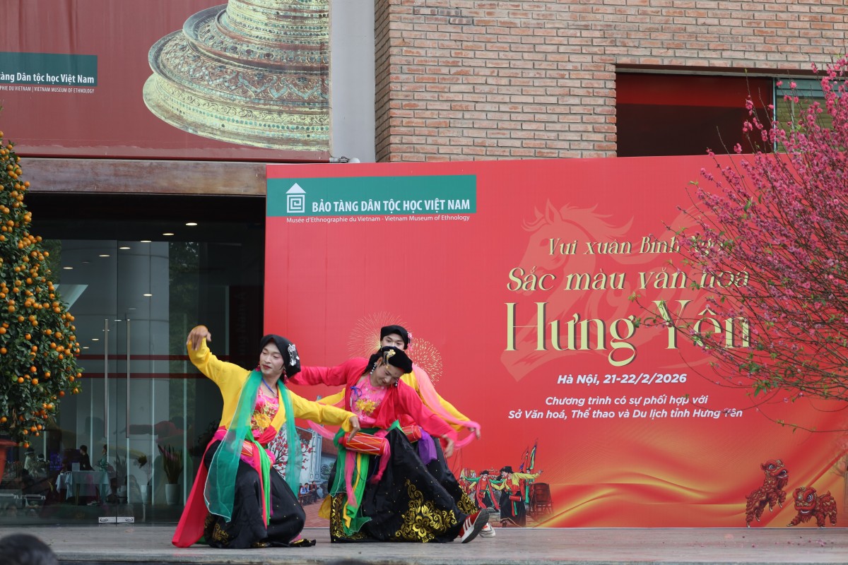 Trình diễn điệu múa bồng thôn Đa Hòa, xã Mễ Sở, tỉnh Hưng Yên. Ảnh: BTDTHVN