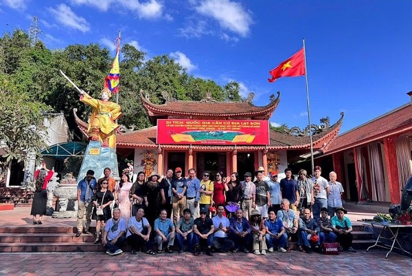 hanh trinh ve nguon xuan binh ngo dong chay cua to tien but ky cua nguyen hung