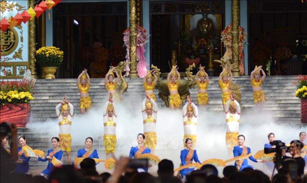 Chương trình nghệ thuật tri ân, tưởng nhớ và tôn vinh Công chúa Huyền Trân - nhân vật lịch sử có công lớn trong sự nghiệp mở mang bờ cõi. Ảnh: TTXVN