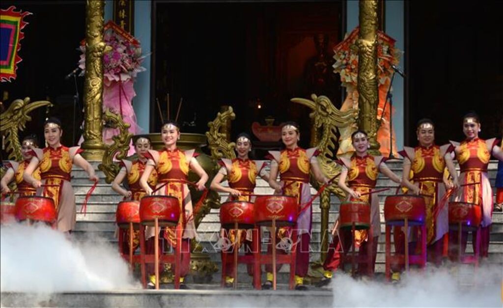 Phần hội diễn ra sôi nổi với nhiều hoạt động văn hóa, nghệ thuật và thể thao truyền thống. Ảnh: TTXVN