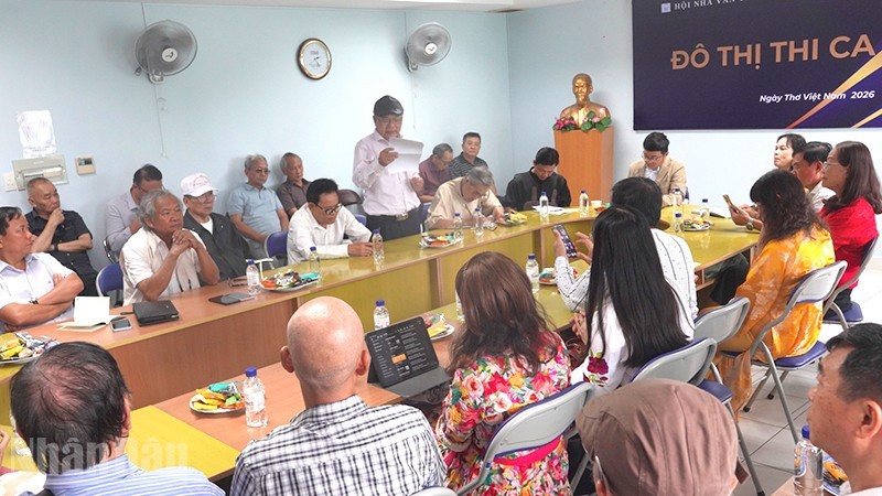 Thơ không đứng ngoài dòng chảy đô thị