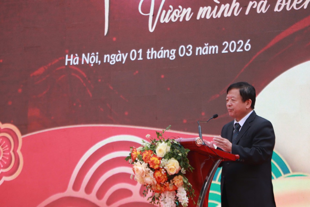 PGS.TS. Nhạc sĩ Đỗ Hồng Quân – Chủ tịch Liên hiệp các Hội Văn học Nghệ thuật Việt Nam lên phát biểu chào mừng Ngày thơ Hà Nội. Ảnh: P.V