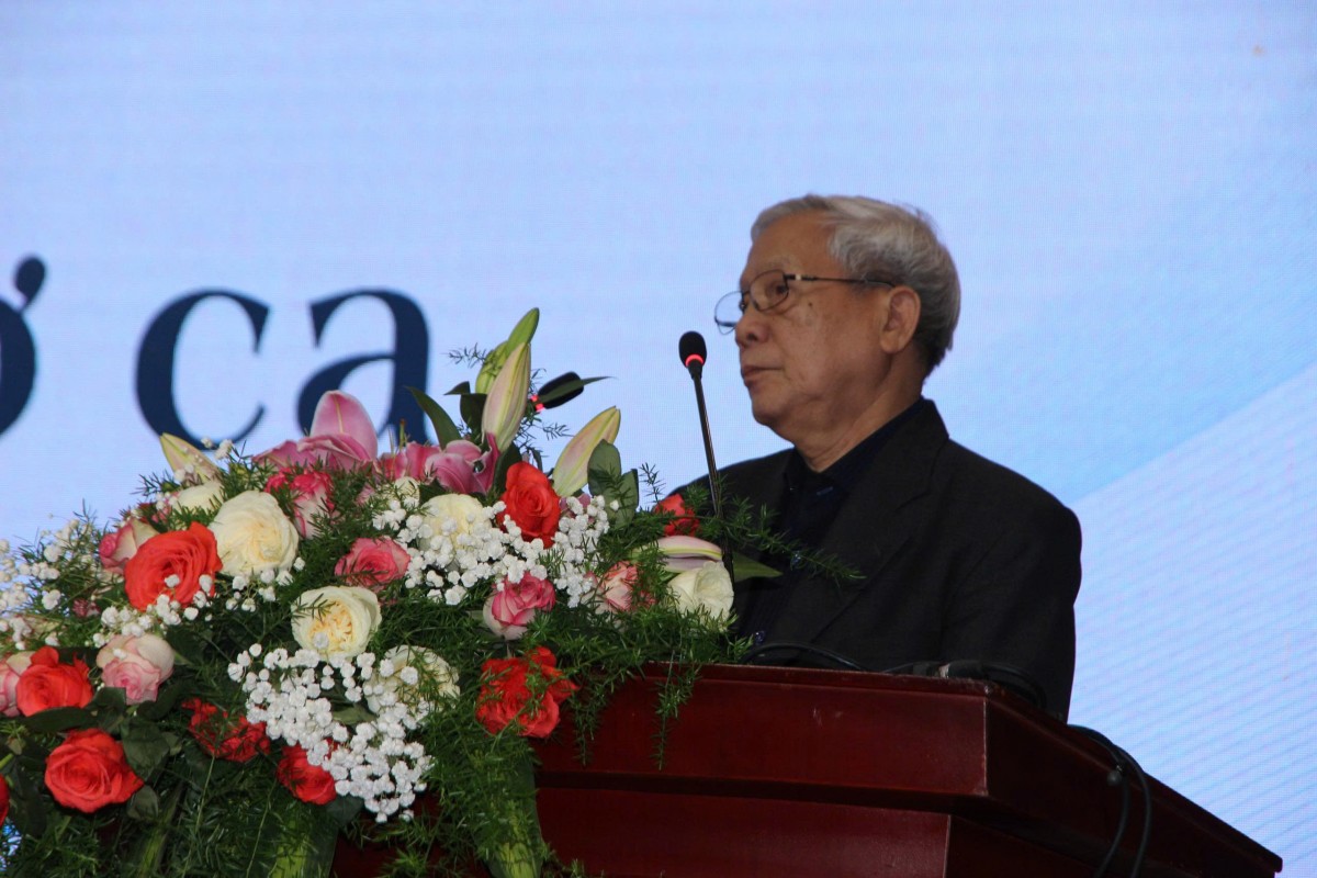 Nhà thơ Nguyễn Khoa Điềm trình bày tham luận tại Hội thảo. Ảnh: P.V