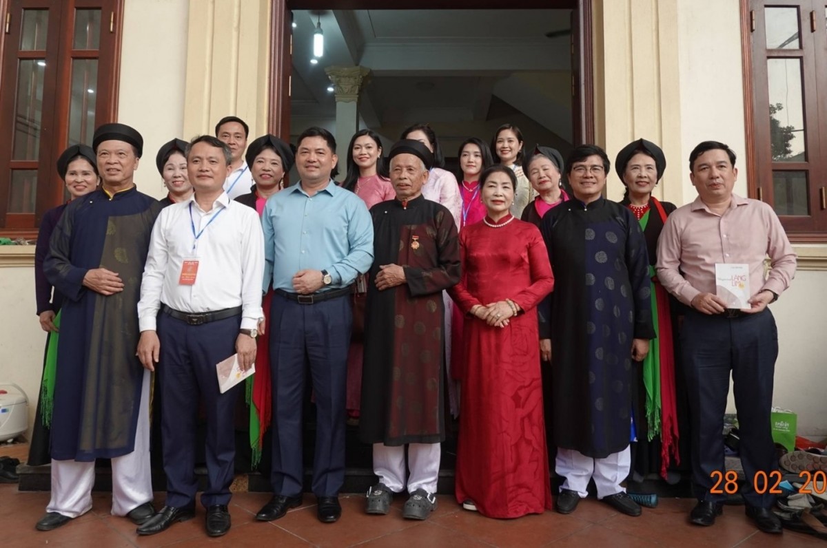 Đồng chí Nguyễn Hồng Thái Bí thư tỉnh ủy Bắc Ninh đến thăm gia đình nghệ nhân dân ca quan họ Đỗ Văn Chiến là một trong năm nhà tổ chức hát canh tại hội Lim. Ảnh Quang Thuận