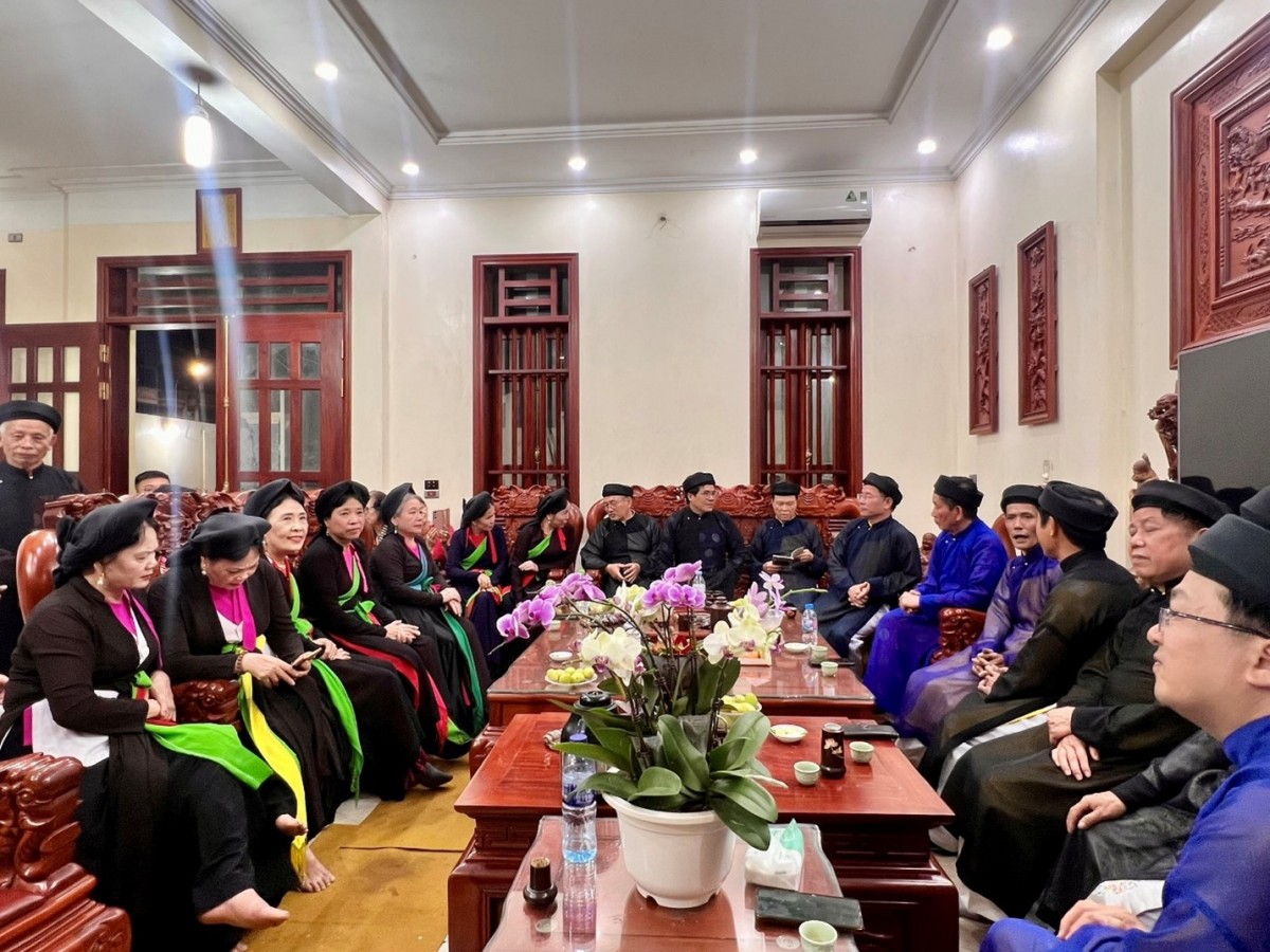 Đêm hát canh tại gia đình nhà Nghệ nhân dân ca Đỗ Văn Chiến. Ảnh: Quang Thuận