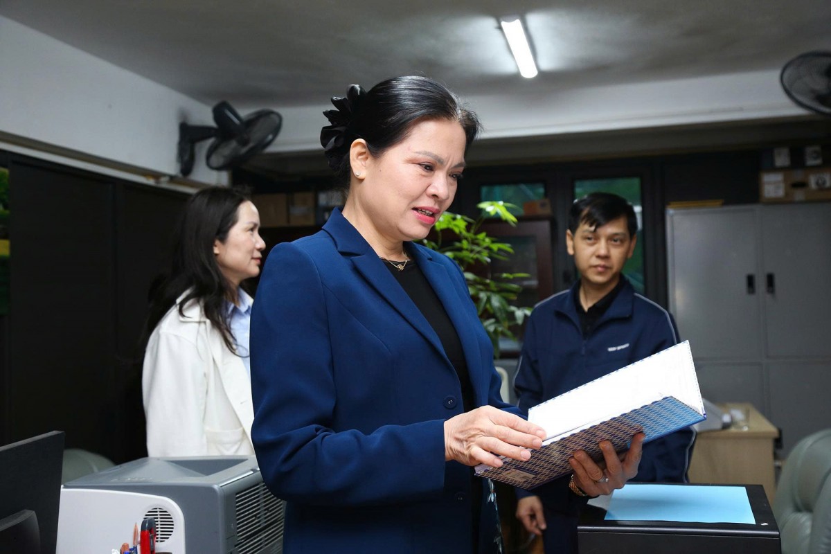 Phó Chủ tịch - Tổng Thư ký Hà Thị Nga tiếp xúc cử tri tại xã Nậm Sỏ