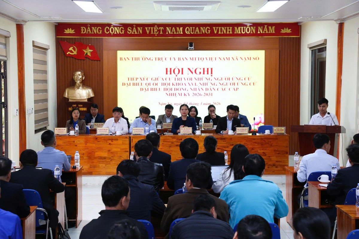 Phó Chủ tịch - Tổng Thư ký Hà Thị Nga tiếp xúc cử tri tại xã Nậm Sỏ