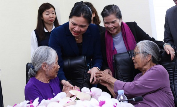 pho chu tich tong thu ky ha thi nga tiep xuc cu tri tang qua gia dinh chinh sach xa tan uyen