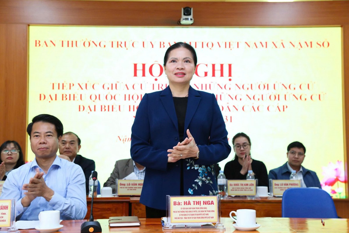 Phó Chủ tịch - Tổng Thư ký Hà Thị Nga tiếp xúc cử tri, tặng quà gia đình chính sách xã Tân Uyên