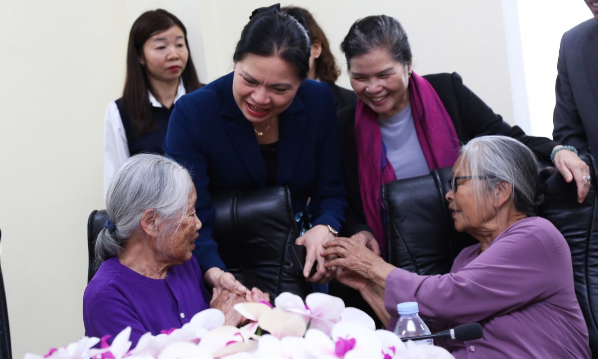 Phó Chủ tịch - Tổng Thư ký Hà Thị Nga tiếp xúc cử tri, tặng quà gia đình chính sách xã Tân Uyên