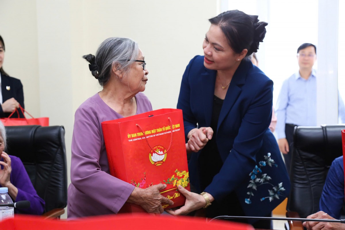 Phó Chủ tịch - Tổng Thư ký Hà Thị Nga tiếp xúc cử tri, tặng quà gia đình chính sách xã Tân Uyên