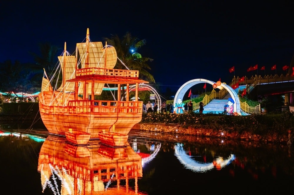 Không gian đèn lồng nghệ thuật quy mô lớn chủ đề “Châu Ấn Thuyền - Bức tranh di sản” tái hiện thương cảng Faifo phồn thịnh. Ảnh: BTC
