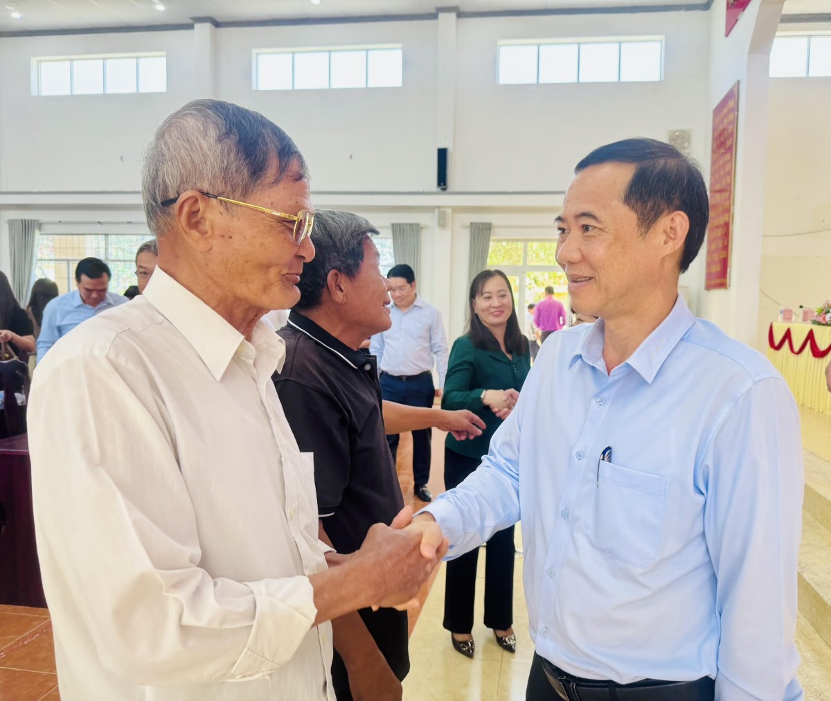 Ông Nguyễn Thái Học bày tỏ xúc động trước tình cảm và sự quan tâm của cử tri tại các điểm cầu. Ảnh: ĐĐK