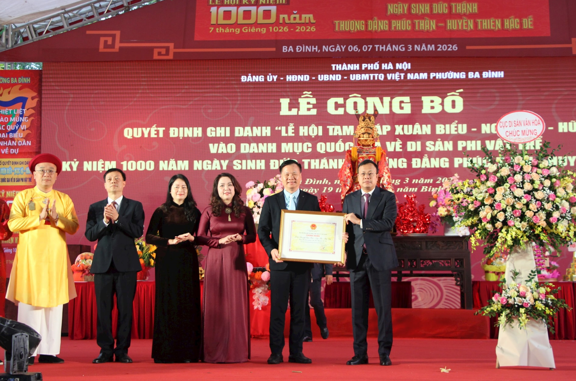 Đại diện Bộ VHTT&DL trao Bằng chứng nhận ghi danh Lễ hội Tam giáp Xuân Biểu, Ngọc Hà, Hữu Tiệp là di sản văn hóa phi vật thể quốc gia. Ảnh: TT