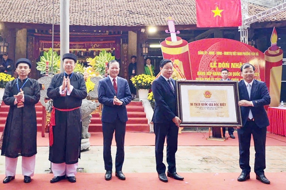 Ông Phan Thế Tuấn - Phó Chủ tịch UBND tỉnh trao Bằng xếp hạng Di tích quốc gia đặc biệt của Thủ tướng Chính phủ đối với Quần thể di tích đình, chùa, từ chỉ Thổ Hà cho đại diện lãnh đạo địa phương. Ảnh: Báo Bắc Ninh
