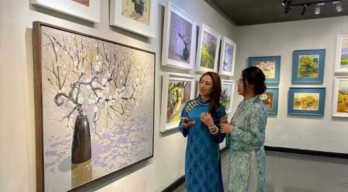 Công chúng tham quan không gian trưng bày triển lãm. Ảnh: T.P