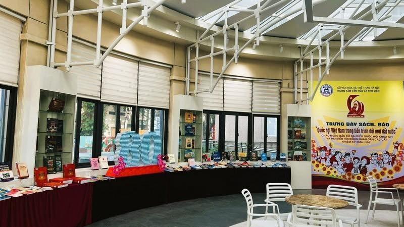 Trưng bày “Quốc hội Việt Nam trong tiến trình đổi mới đất nước” tại Trung tâm Văn hóa và Thư viện Hà Nội, 54E Trần Hưng Đạo. Ảnh: SVHTTHN