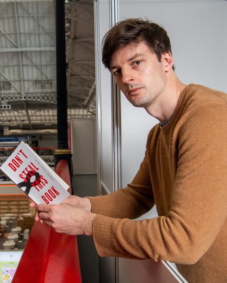 10.000 nhà văn phát hành cuốn sách 