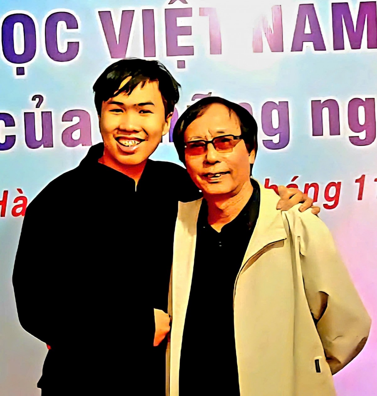 Tác giả trẻ Cao Việt Quỳnh (trái) và ông nội, nhà văn Cao Ngọc Thắng