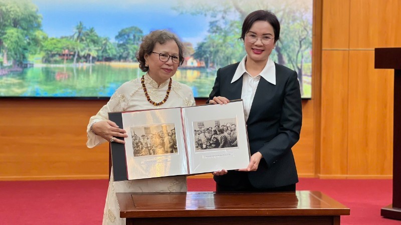 Tiếp nhận ảnh tư liệu về Chủ tịch Hồ Chí Minh