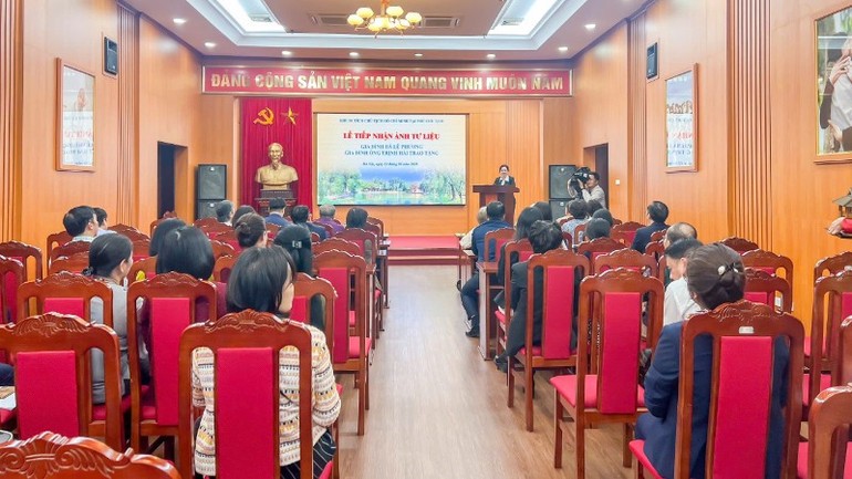 Tiếp nhận ảnh tư liệu về Chủ tịch Hồ Chí Minh