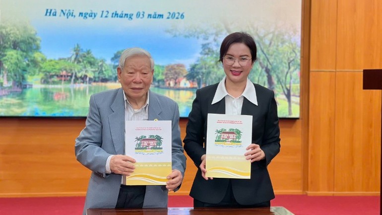 Tiếp nhận ảnh tư liệu về Chủ tịch Hồ Chí Minh