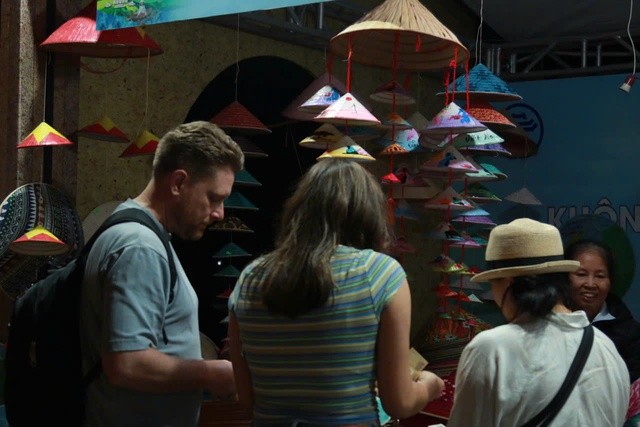 Du khách quốc thế tham gia trải nghiệm tại Lễ hội. Ảnh: BTC