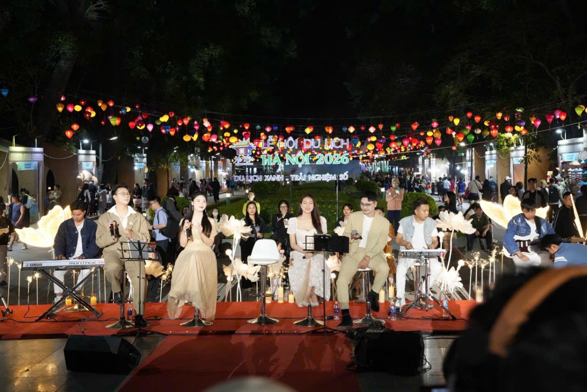 Không gian biểu diễn nghệ thuật tại Lễ hội Du lịch Hà Nội 2026. Ảnh: CP