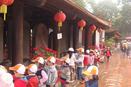 Tổ chức chương trình giáo dục truyền thống dành cho học sinh, sinh viên; tổ chức cuộc thi tìm hiểu về Quốc Tử Giám dành cho học sinh Thủ đô. Ảnh minh họa