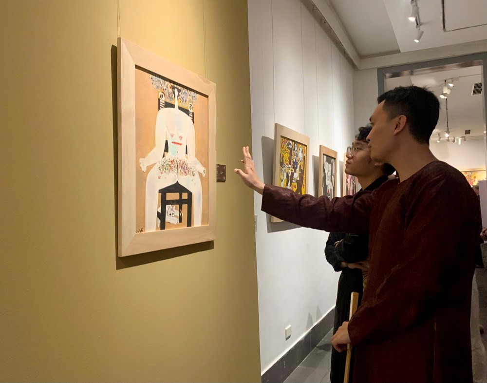 Các tác phẩm tại triển lãm cũng đặc biệt thu hút sự chú ý của người trẻ. Ảnh: BTC
