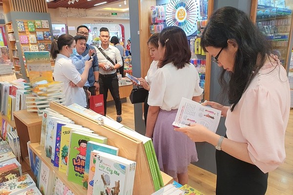 phe phan khuynh huong sang tac lech lac lam phuong hai nen van hoc nghe thuat cach mang