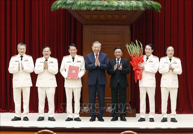 Hội nghị công bố Quyết định của Bộ Chính trị về công tác cán bộ