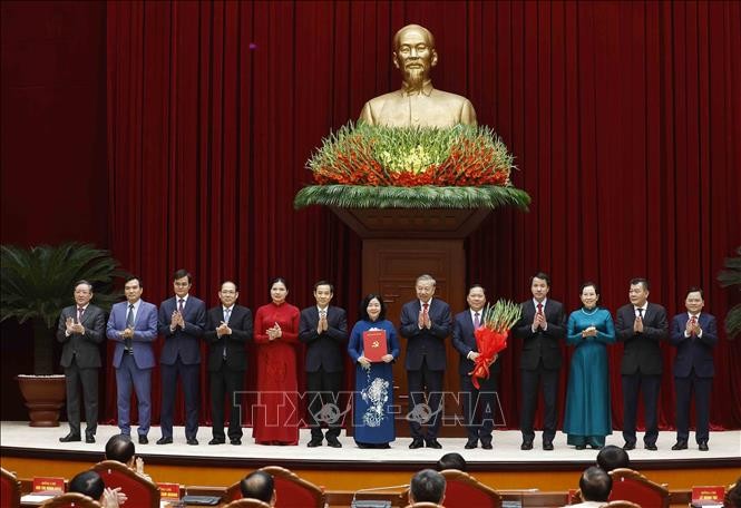 Hội nghị công bố Quyết định của Bộ Chính trị về công tác cán bộ