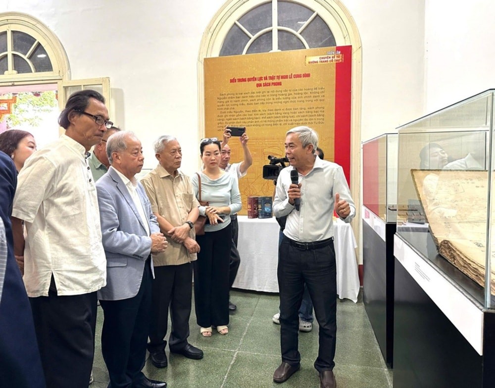 Các đại biểu tham quan triển lãm. Ảnh: TCSH