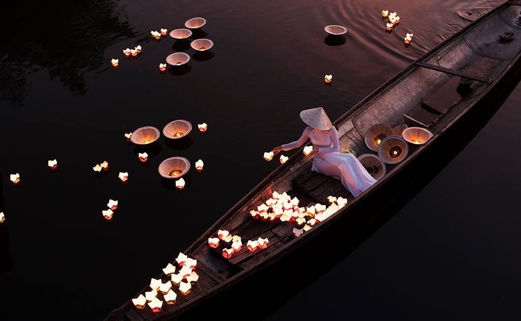 Đôi bờ nỗi nhớ. Tản văn của Thu Hương Trần