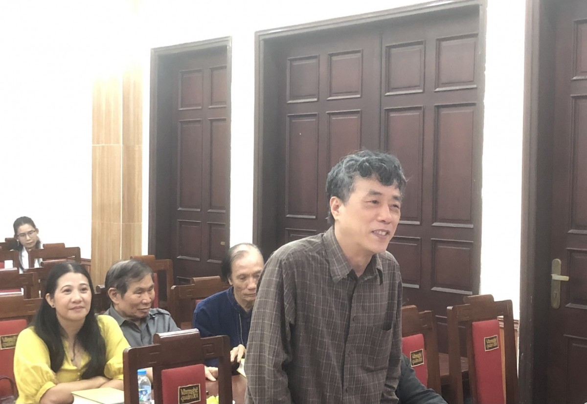 Nhà văn Nguyễn Bình Phương chia sẻ về nhà văn Cao Duy Sơn tại buổi ra mắt sách. Ảnh: V.T