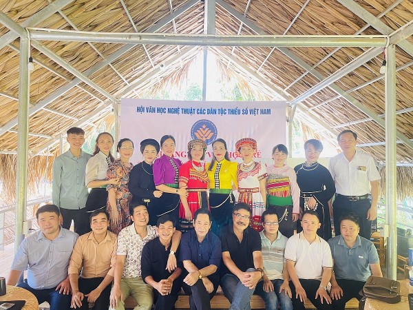 su sinh thanh nha van dan toc thieu so van chuong nhu mot cach dinh nghia ve coi nguon