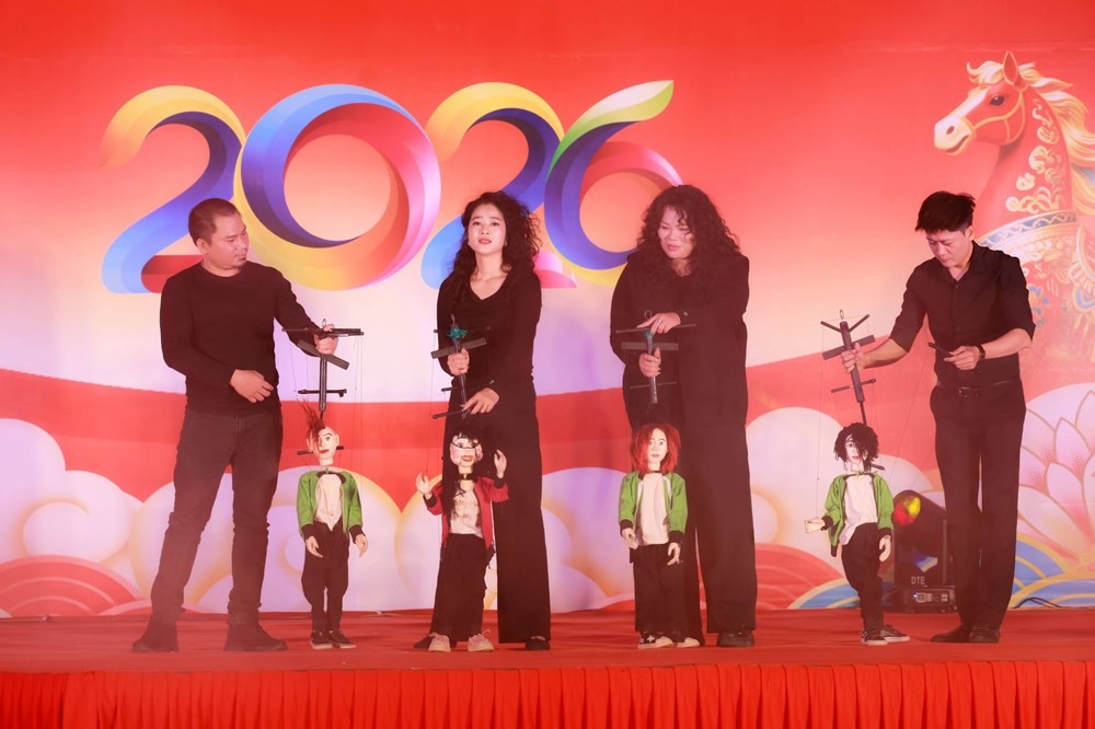 Tiết mục múa rối cạn của Nhà hát Múa rối Thăng Long tạo điểm nhấn sinh động trong chương trình nghệ thuật chào mừng các ngày lễ lớn. Ảnh: BTC