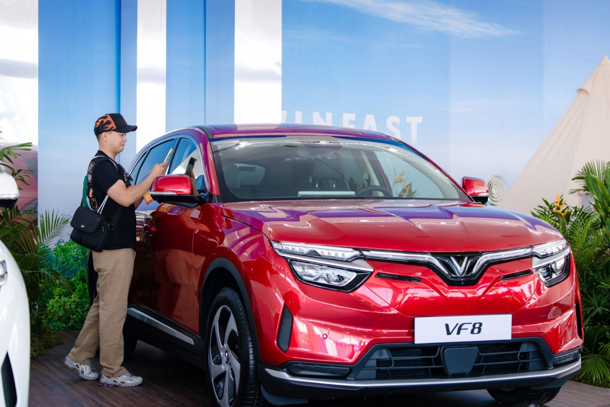 Nghỉ lễ, người dân TP.HCM “đổ bộ” Cần Giờ trải nghiệm xe điện VinFast