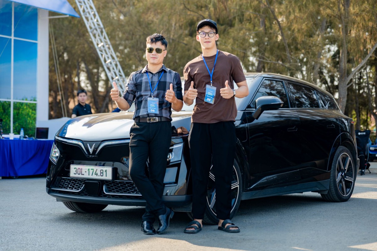 Nghỉ lễ, người dân TP.HCM “đổ bộ” Cần Giờ trải nghiệm xe điện VinFast