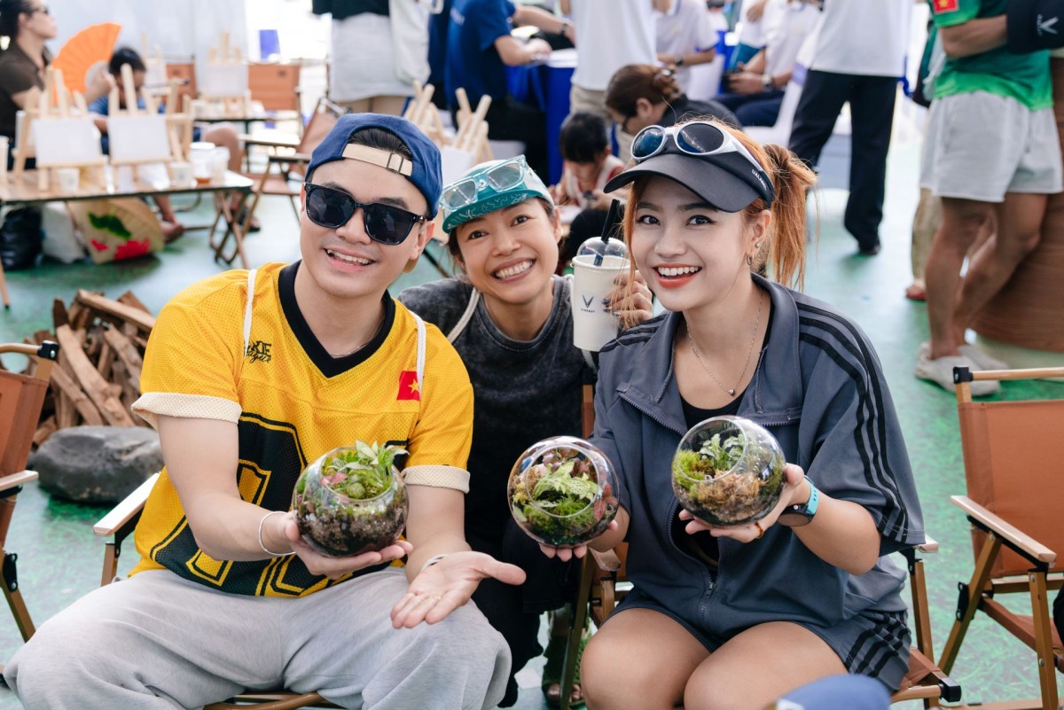 Nghỉ lễ, người dân TP.HCM “đổ bộ” Cần Giờ trải nghiệm xe điện VinFast