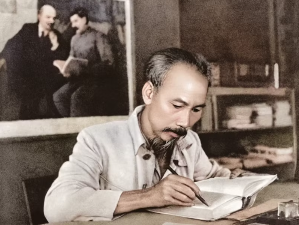 Dâng trào cảm xúc tháng 5 qua “Bác Hồ trong trái tim đồng bào”