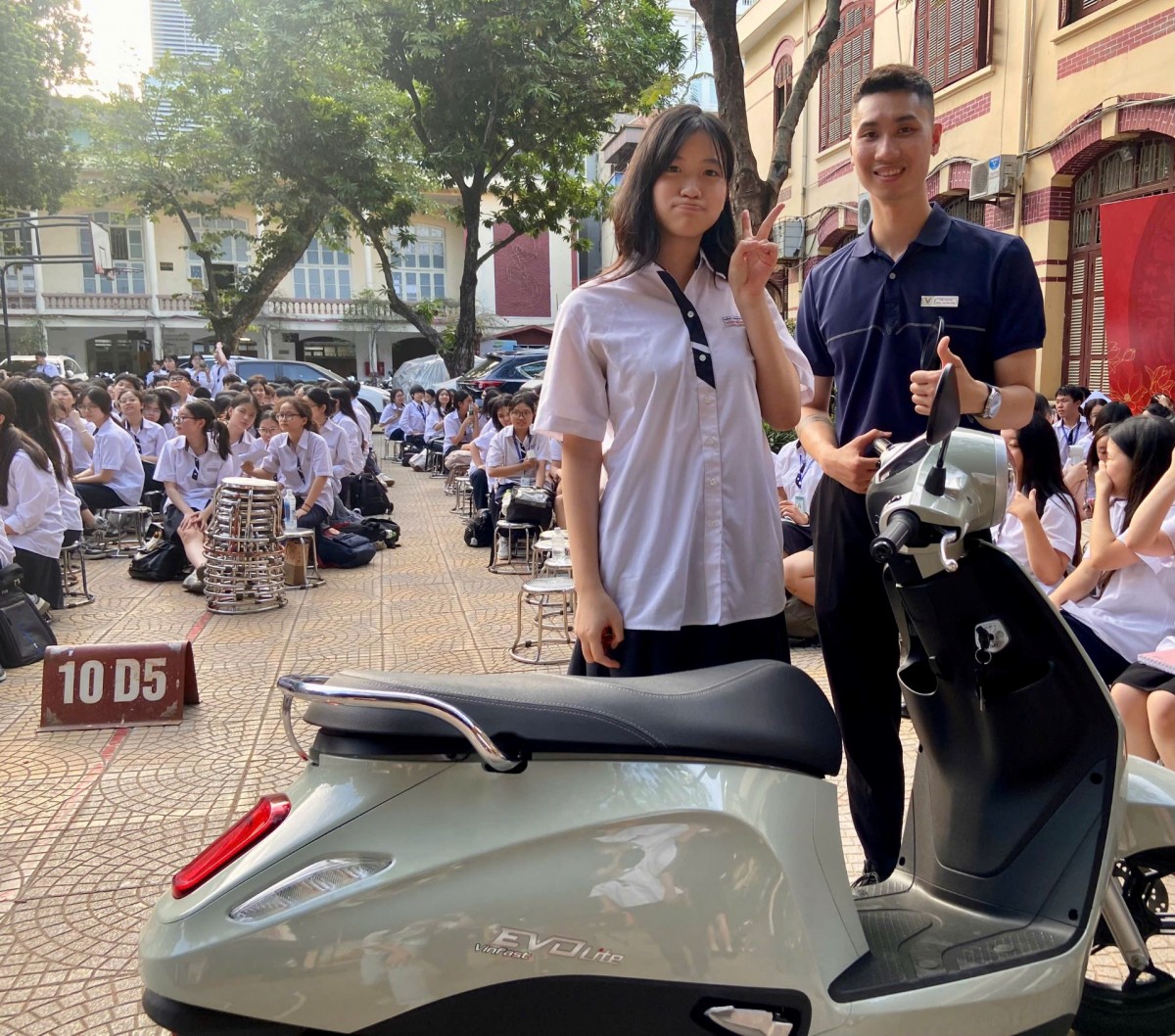 Dễ lái, đổi pin nhanh, không cần bằng: VinFast Evo Lite ghi điểm tuyệt đối với học sinh Hà Nội