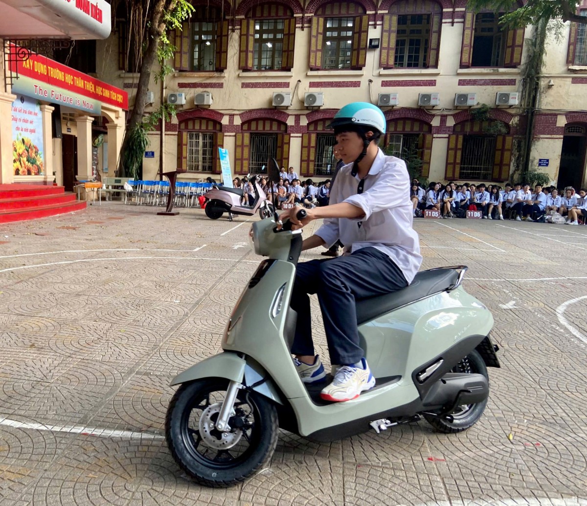 Dễ lái, đổi pin nhanh, không cần bằng: VinFast Evo Lite ghi điểm tuyệt đối với học sinh Hà Nội
