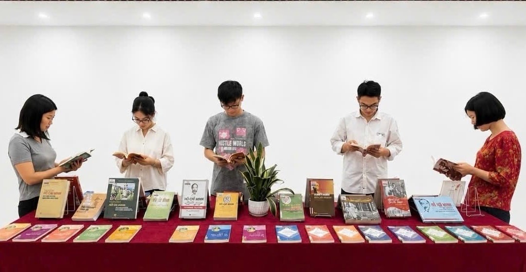 Độc giả trẻ tham quan, đọc sách chuyên đề về Chủ tịch Hồ Chí Minh. Ảnh: BTC
